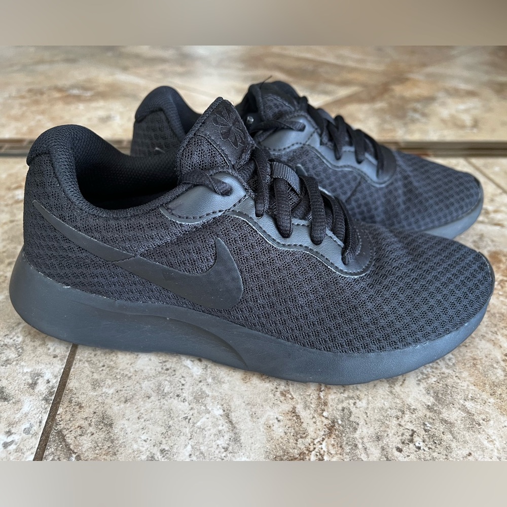 Women’s size 6 Nike Tanjun shoe